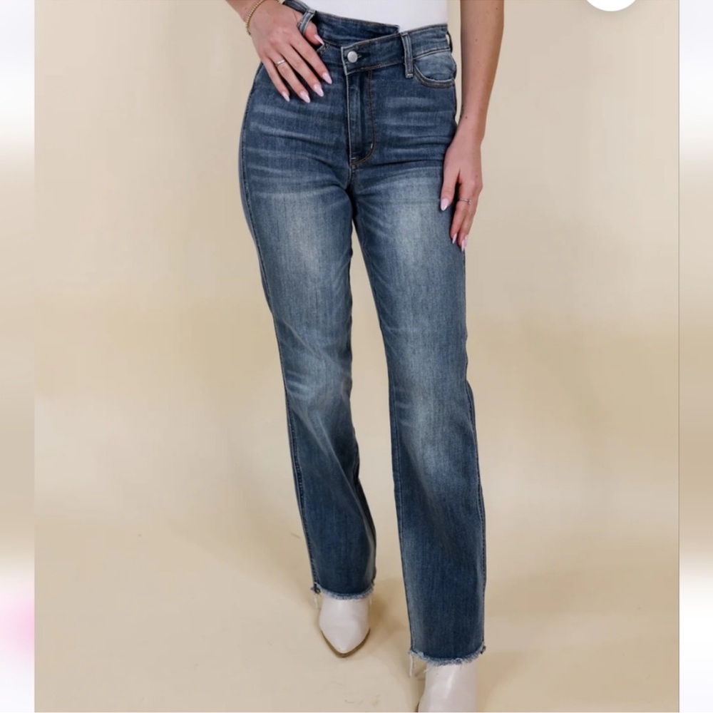 JUDY BLUE | SURE AND STEADY CRISS-CROSS
WAISTBAND DAD JEANS IN MEDIUM WASH 15/32